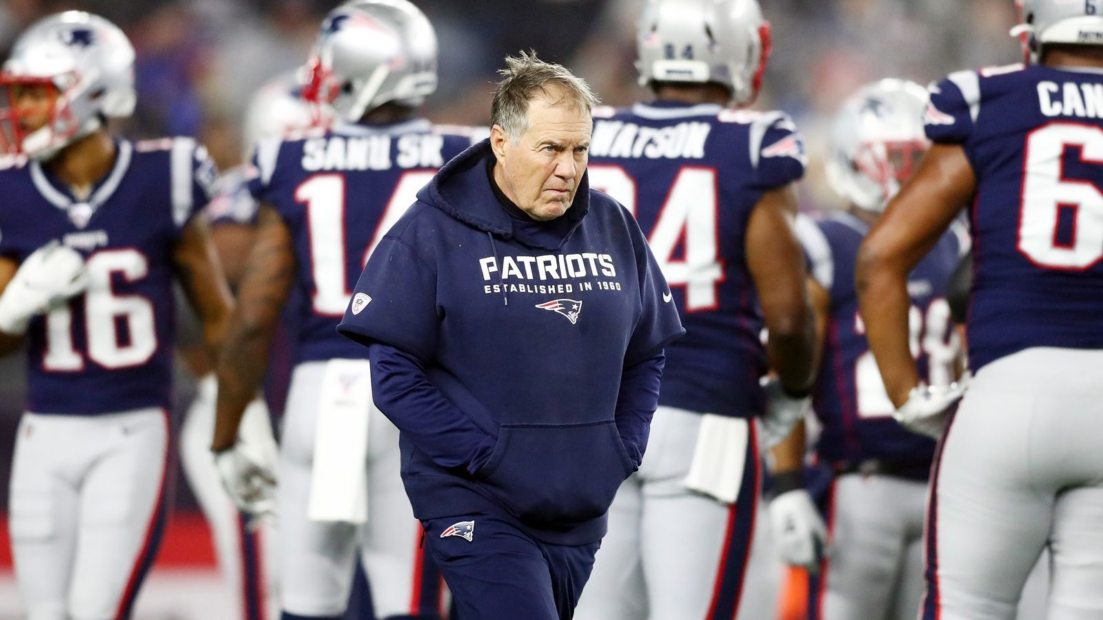 
                <strong>New England Patriots </strong><br>
                Die Patriots stehen vor einer neuen Ära und schreiten einer Zukunft ohne Tom Brady entgegen. Aktuell trägt sie den unscheinbaren Namen Jarrett Stidham. Der Viertrundenpick soll zusammen mit Backup Brian Hoyer in die großen Fußstapfen des "GOAT" treten - jedenfalls solange es sich Bill Belichick nicht anders überlegt. Die Pats haben immerhin zwölf Draft-Picks und damit wie die Dolphins genug Kapital, um mehrere Schritte nach vorne zu machen. Dabei muss es aber keiner der gehandelten Quarterbacks sein. Auch ein Wide Receiver wäre in der ersten Runde denkbar. Aktuell gehen sie mit dem 23. Pick in den Draft.
              