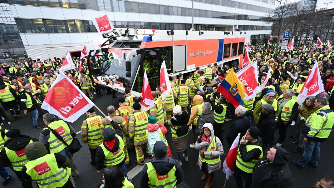 Verdi-Mitglieder beim Warnstreik am Frankfurter Flughafen