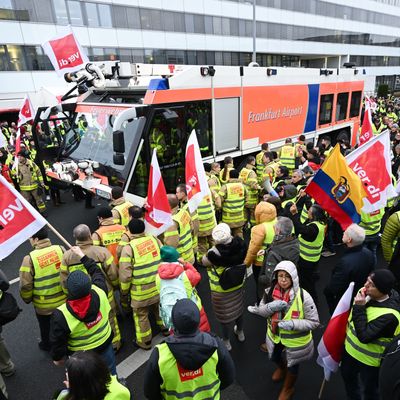 Verdi-Mitglieder beim Warnstreik am Frankfurter Flughafen