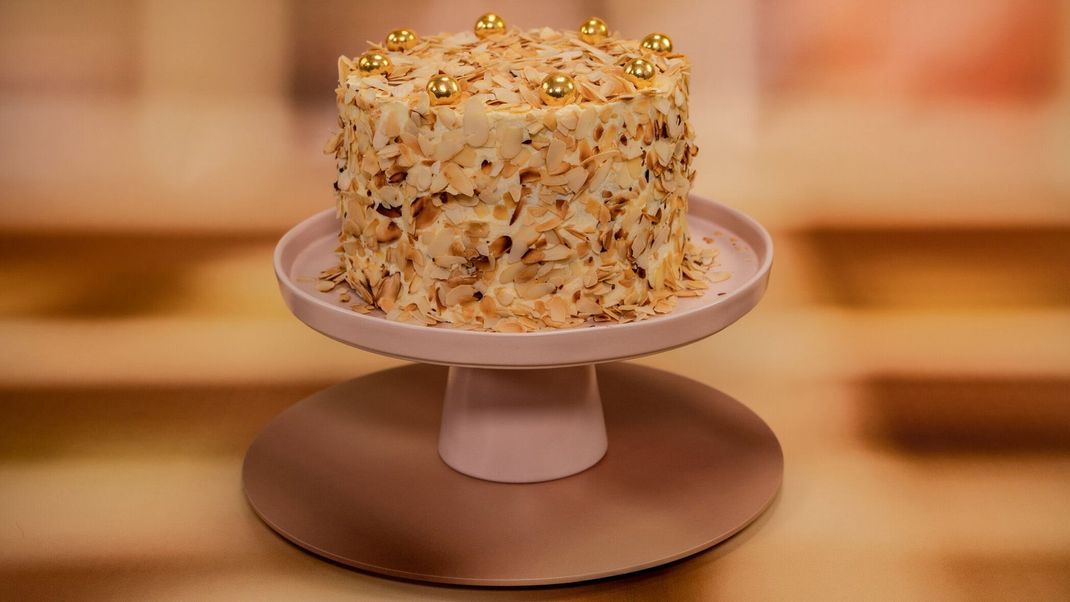 Mandel-Biskuit mit Vanille-Mascarpone-Buttercreme, Kaffee-Amaretto-Tränke und Mokka-Crunch