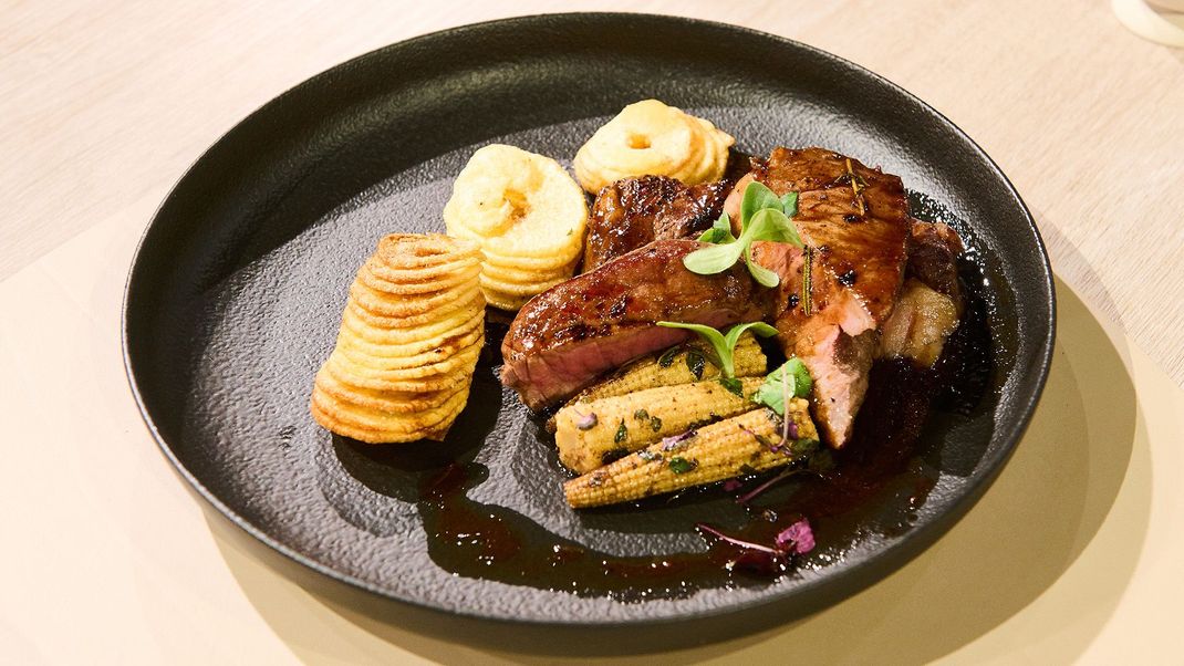 Gebratenes Rump Steak mit BBQ-Whiskey-Lack, Frittierten Kartoffellocken und Baby-Mais.