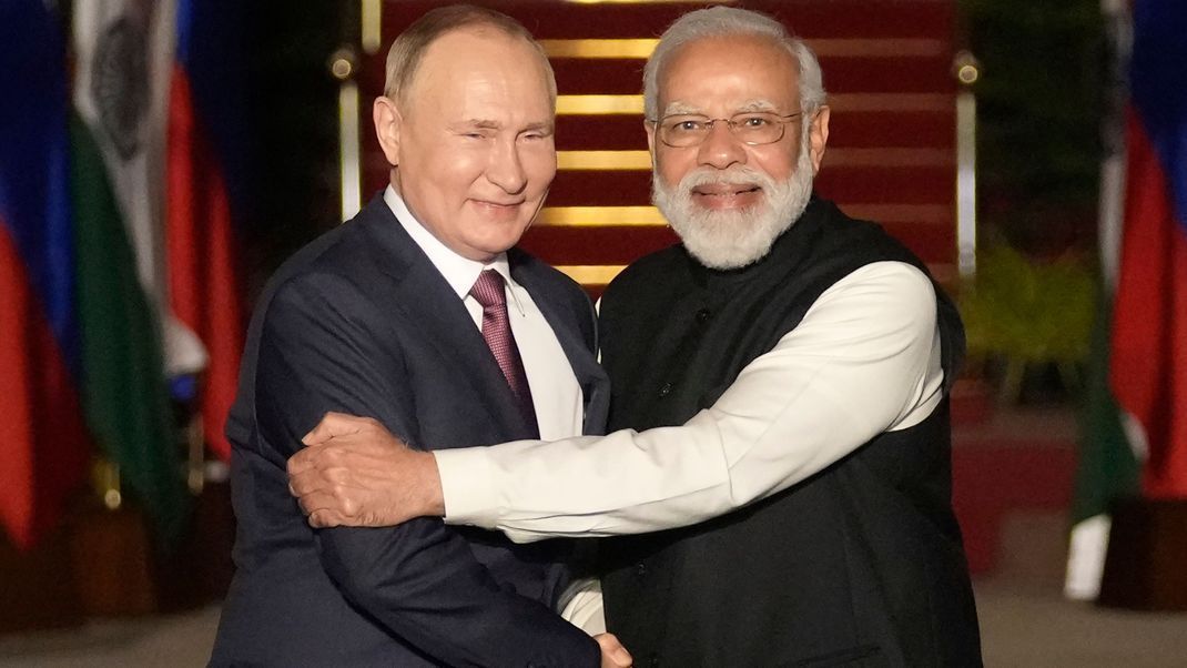 Der russische Präsident Wladimir Putin (li.) und der indische Premierminister Narendra Modi begrüßen sich vor ihrem Treffen 2021.