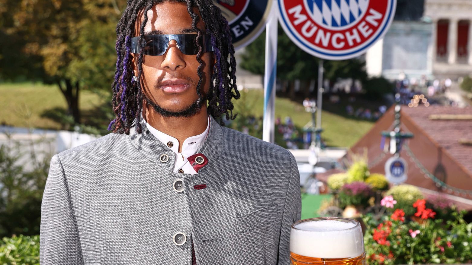 <strong>Der FC Bayern München auf dem Oktoberfest: Die besten Wiesn-Bilder</strong><br>Wobei Youngster Olise die wohl coolste Figur abgibt.