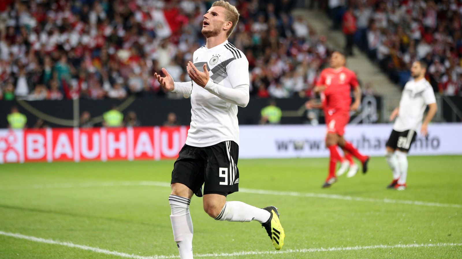 
                <strong>Sturm: Timo Werner</strong><br>
                Timo Werner steht gewaltig unter Druck. Er ist der Torjäger, der nicht trifft. Seit inzwischen sechs Länderspielen in Folge. Gegen die Niederlande sah der RB-Stürmer besonders schwach aus, wirkte auf dem linken Flügel deplatziert, wurde nicht optimal angespielt. In der Bundesliga traf er jedoch schon vier Mal. Kopfsache? Eine Mischung aus unpassender Offensivarbeit und hohem Druck. Von ihm muss sich der 22-Jährige lösen. Vielleicht helfen seine Mitspieler Brandt, Sane und Draxler dabei, die ihm sowohl einen Treffer auflegen, als auch selbst einen erzielen könnten. Denn: Tore sind Tore. 
              