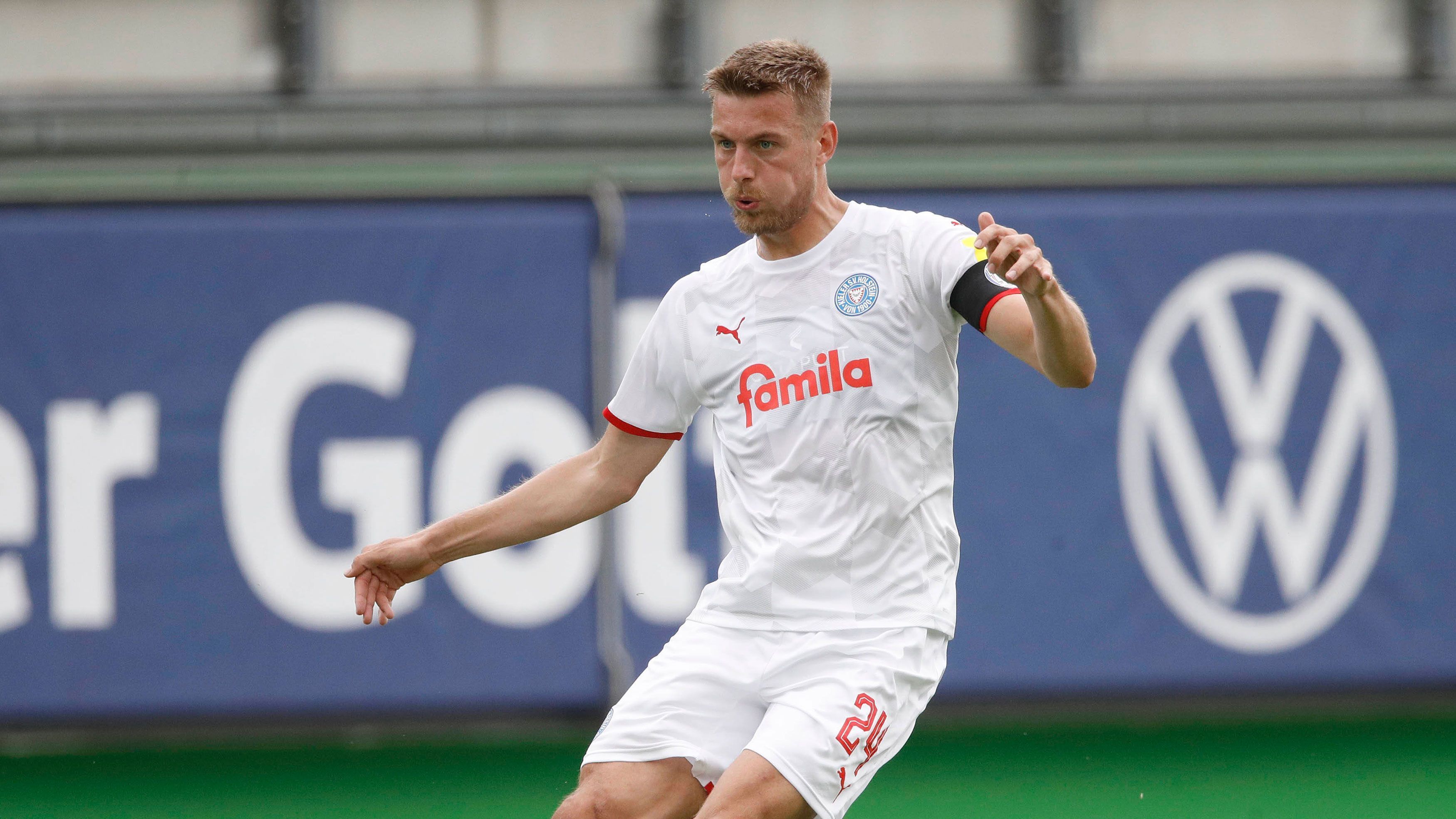 
                <strong>Holstein Kiel</strong><br>
                &#x2022; Kapitän: Hauke Wahl -<br>&#x2022; Position: Innenverteidiger -<br>&#x2022; Im Verein seit: 2018<br>
              