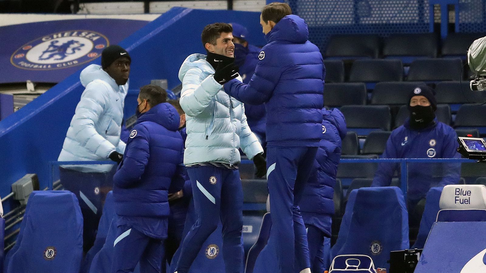 
                <strong>FC Chelsea: So lief das Debüt von Coach Thomas Tuchel</strong><br>
                Einen kurzen Plausch unter alten Bekannte gab es zur Pause. Tuchel (re.) scherzte mit seinem früheren BVB-Schützling Christian Pulisic. Der US-Nationalspieler wurde in der 76. Minute eingewechselt, zusammen mit Tammy Abraham. Dafür musste der deutsche Nationalspieler Timo Werner die gesamten 90 Minuten von der Chelsea-Bank aus verfolgen.
              