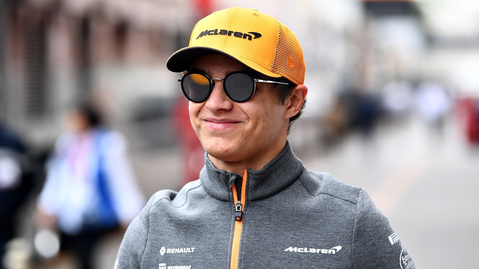 
                <strong>Platz 5: Lando Norris (McLaren)</strong><br>
                Der Überraschungsfahrer der ersten acht Rennen. Norris fährt den McLaren in den Qualifyings immer wieder in die Top 10 und kann sich auch im Rennen gegen die starke Konkurrenz im Mittelfeld durchsetzen. In Frankreich war Rang sieben zum Greifen nahe - hätte ihn gegen Ende des Rennens nicht sein Auto im Stich gelassen. Bis zur Zielflagge hat der Brite mit stumpfen Waffen gekämpft, um irgendwie noch Punkte zu retten. Auch wenn es letztendlich nur Platz neun war, so wählten ihn die Fans völlig verdient zum Fahrer des Tages. Der Rookie macht einfach richtig Spaß.
              