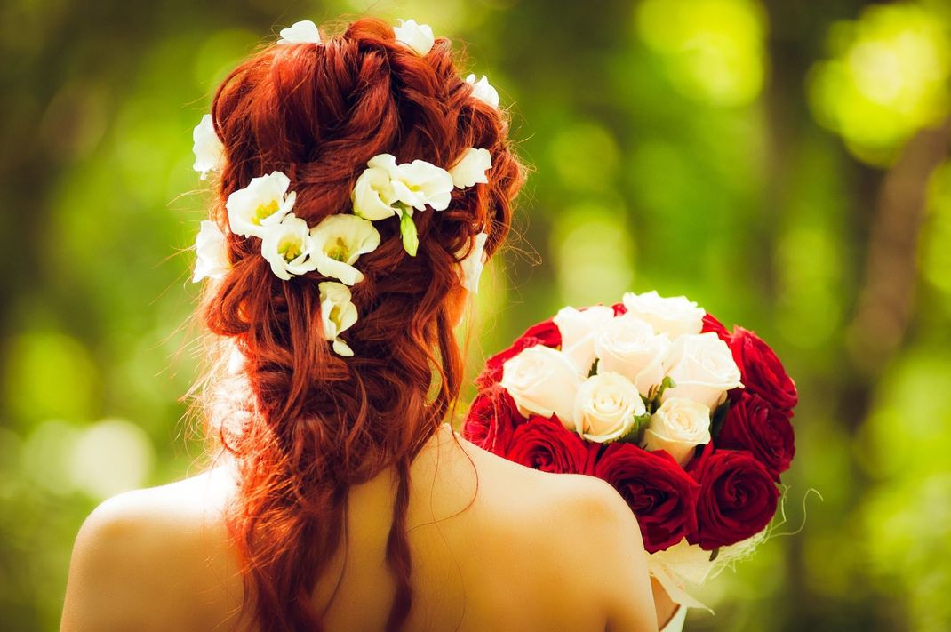 Flower-Power – mit Blumen im Haar wecken Sie 70er-Jahre-Feeling.