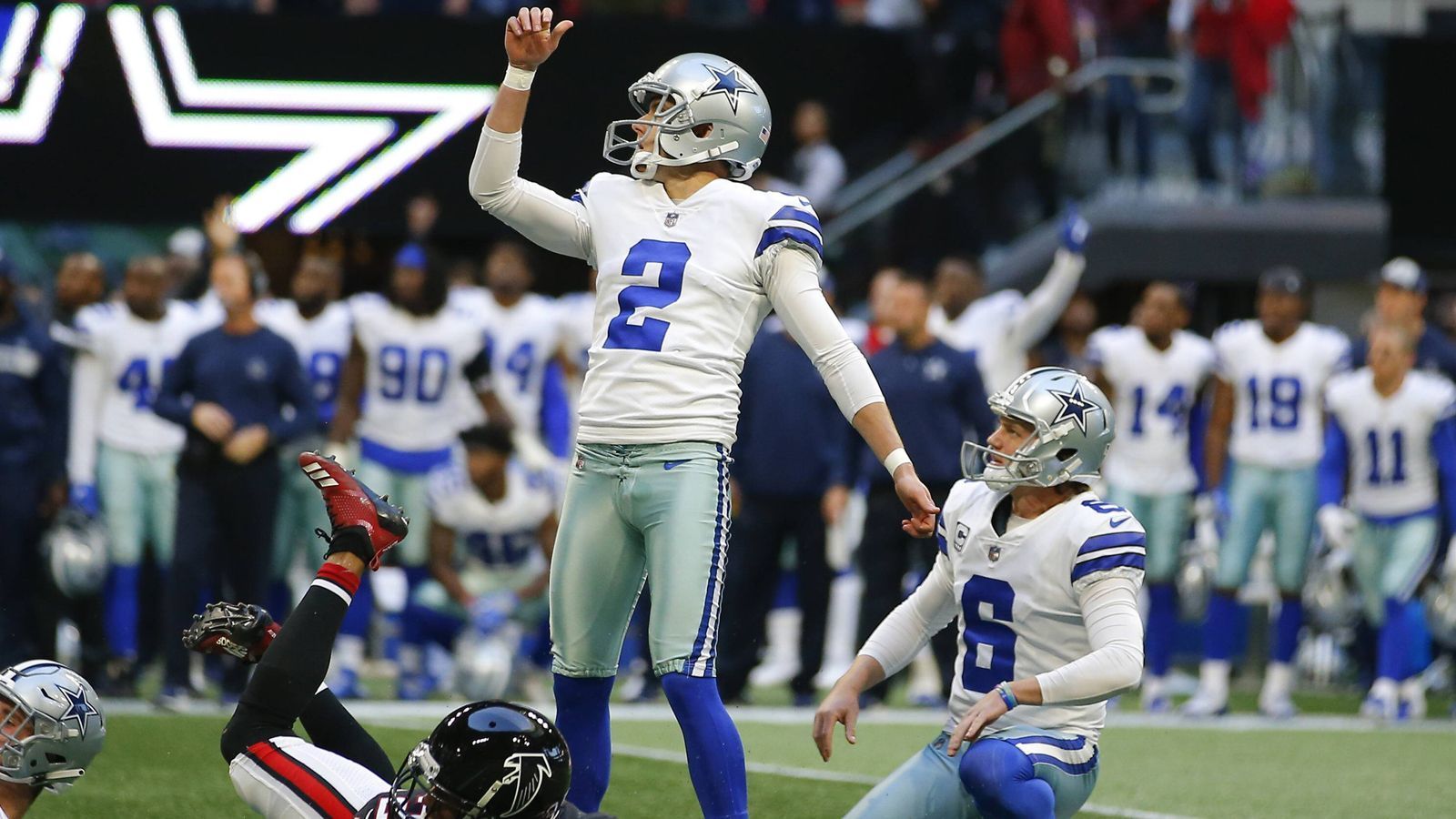 
                <strong>Gewinner: Brett Maher</strong><br>
                Dank des Kickers der Dallas Cowboys dürfen die Dallas Cowboys nun wieder von den Playoffs träumen. In den Schlusssekunden des Spiels gegen die Atlanta Falcons schießt er sein Team mit einem 50 Yard Field Goal (!) zum Sieg. Am Donnerstag können die Cowboys gegen den Divison-Führer Washington Redskins (ab 22:15 Uhr live auf ProSieben Maxx) den nächsten Schritt machen.
              