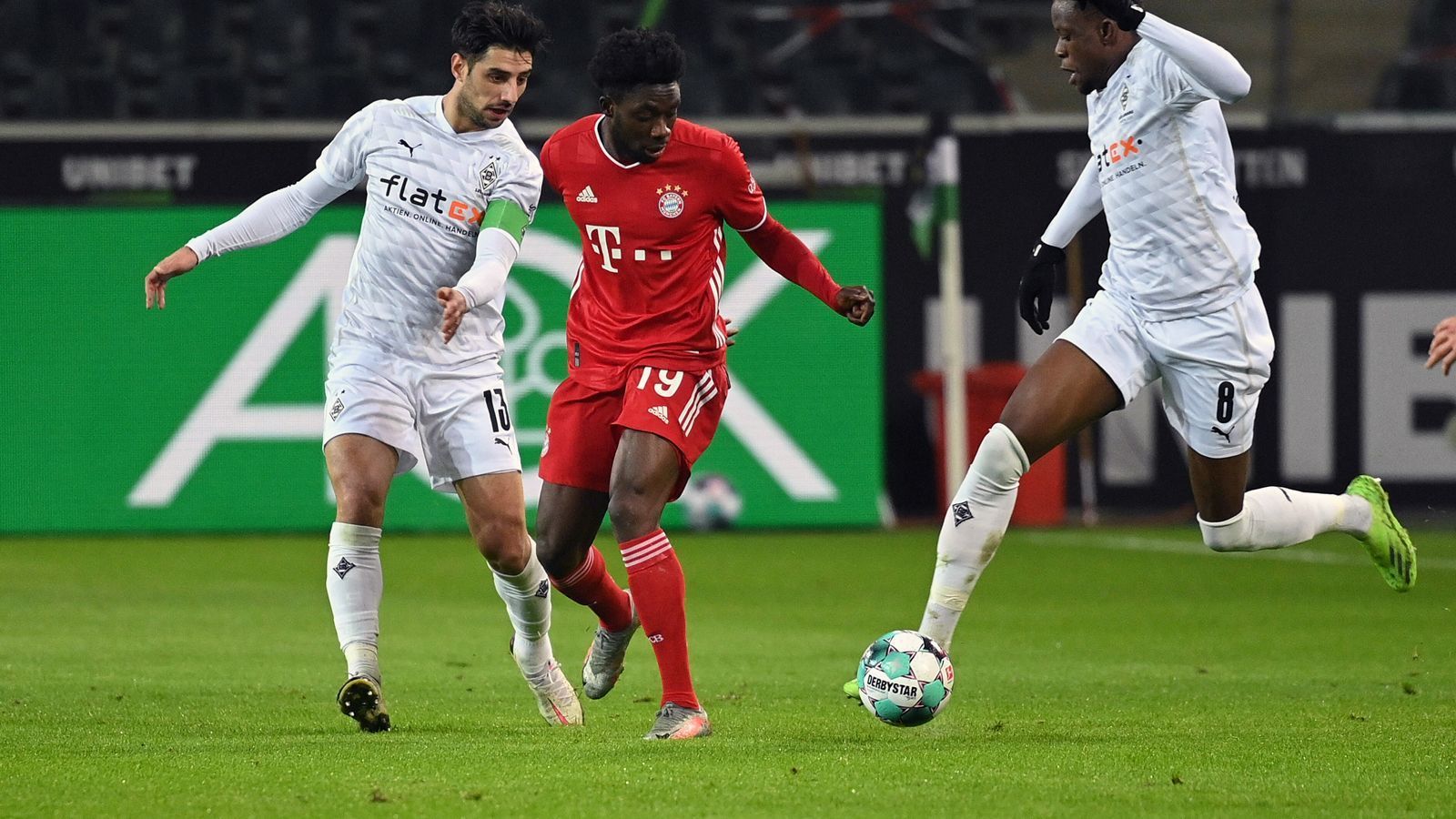 
                <strong>Alphonso Davies</strong><br>
                Der junge Kanadier agiert in der ersten Hälfte gewohnt quirlig und versucht sich mit seiner Schnelligkeit immer wieder in die Offensive des FC Bayern einzuschalten. Ansonsten eher unauffällig und später abgetaucht. ran-Note: 4
              