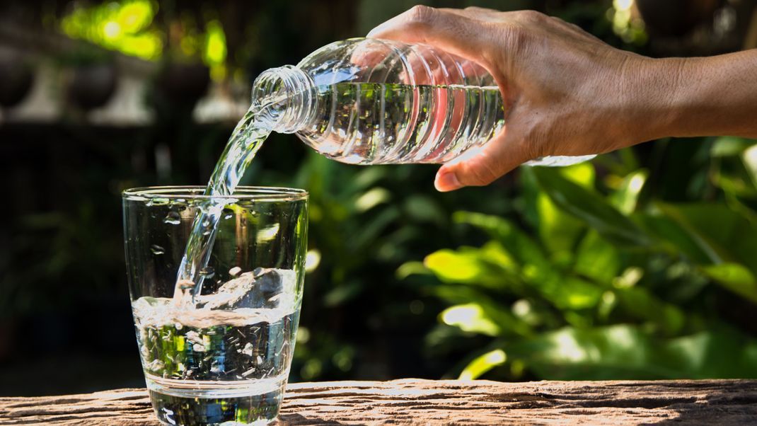 Wasser ist grundsätzlich gut für dich, doch bei unausgewogener Ernährung kann es zu unangenehmen Wassereinlagerungen im Körper kommen. Wir geben dir Tipps, wie du sie los wirst.&nbsp;