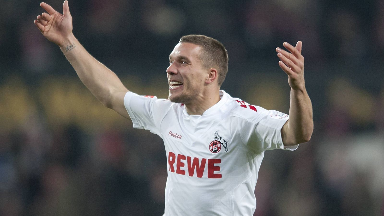 
                <strong>Linker Flügel: Lukas Podolski </strong><br>
                Ja, es ist nicht seine beste Position, die Stürmer sind allerdings schon gut besetzt und bei einer Top-Elf des 1. FC Köln seit 2000 muss man jede Position mitnehmen, die man kriegen kann. Viel mehr ist nicht zu sagen. 1. FC Köln. Lukas Podolski. Kölsche Jung. 181 Spiele, 86 Tore, 42 Assists. Legende. 
              