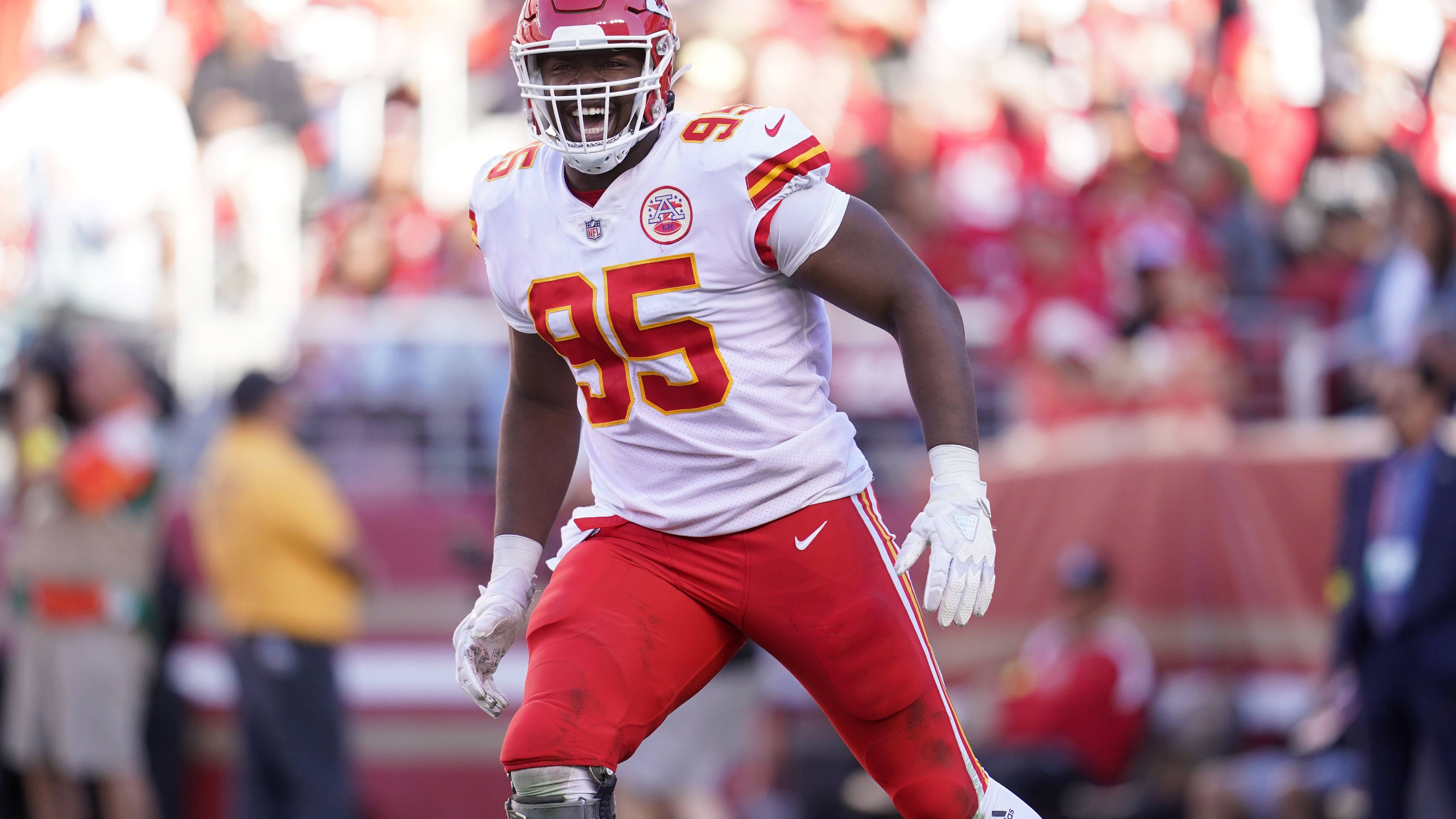 <strong>Chris Jones (Kansas City Chiefs)</strong> <br>Der Defensive Tackle konnte sich mit den Chiefs bislang nicht auf eine Vertragsverlängerung einigen, weil Jones offenbar zu einem der bestverdienenden Spieler seiner Positionsgruppe aufsteigen möchte. Mit einer schnellen Einigung ist nicht zu rechnen. Jones wurde auf die Reserve/Did Not Report Liste gesetzt.