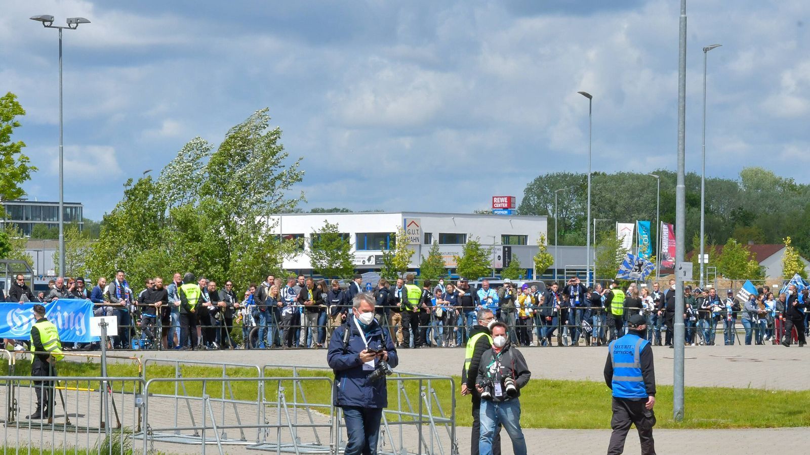 
                <strong>1860-Fans in Ingolstadt</strong><br>
                Der blau-weiße Support ist auf jeden Fall vorhanden, besonders weit ist es von München nach Ingolstadt ja auch nicht. Am Ende müssen die Löwen aber enttäuscht die Heimreise antreten, 1860 landet nach der Niederlage auf Platz 4.
              