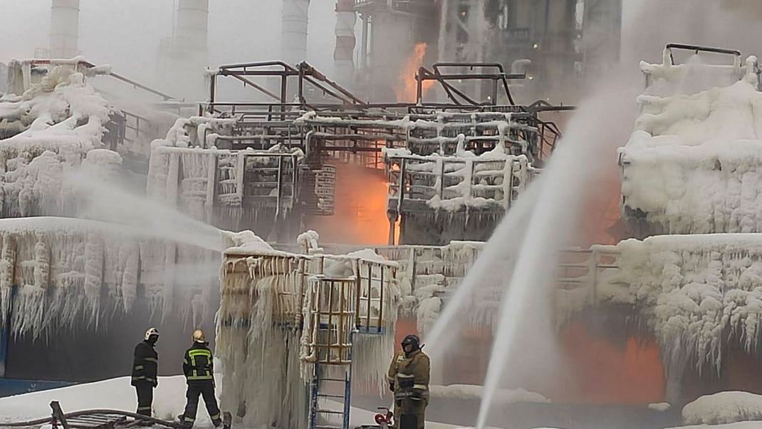 Auf diesem vom Telegramm-Kanal des Leiters Zapalatskiy der Bezirksverwaltung von Kingisepp via AP veröffentlichten Foto löschen Feuerwehrleute den Brand bei Russlands zweitgrößtem Erdgasproduzenten Novatek.
