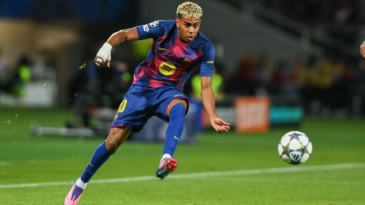 FC Barcelona, Barca v PARIS SAINT-GERMAIN OLIMPIC STADIUM LLUIS COMPANYS. MONTJUIC,BARCELONA. October 1,2025 FC BARCELONA vs PARIS SAINT-GERMAIN October 1,2025 Lamine Yamal (10) of FC Barcelona dur...
