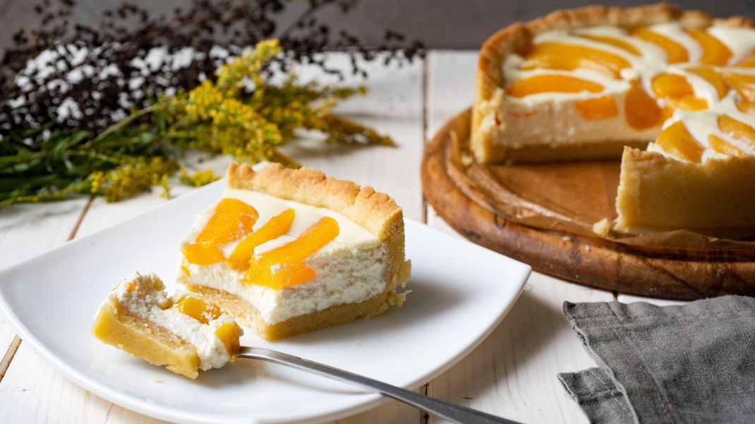Superschnell fertig: Mit dieser Pfirsich-Joghurt-Tarte kannst du eine spontane Kuchenschlacht mit deinen Lieben genießen.