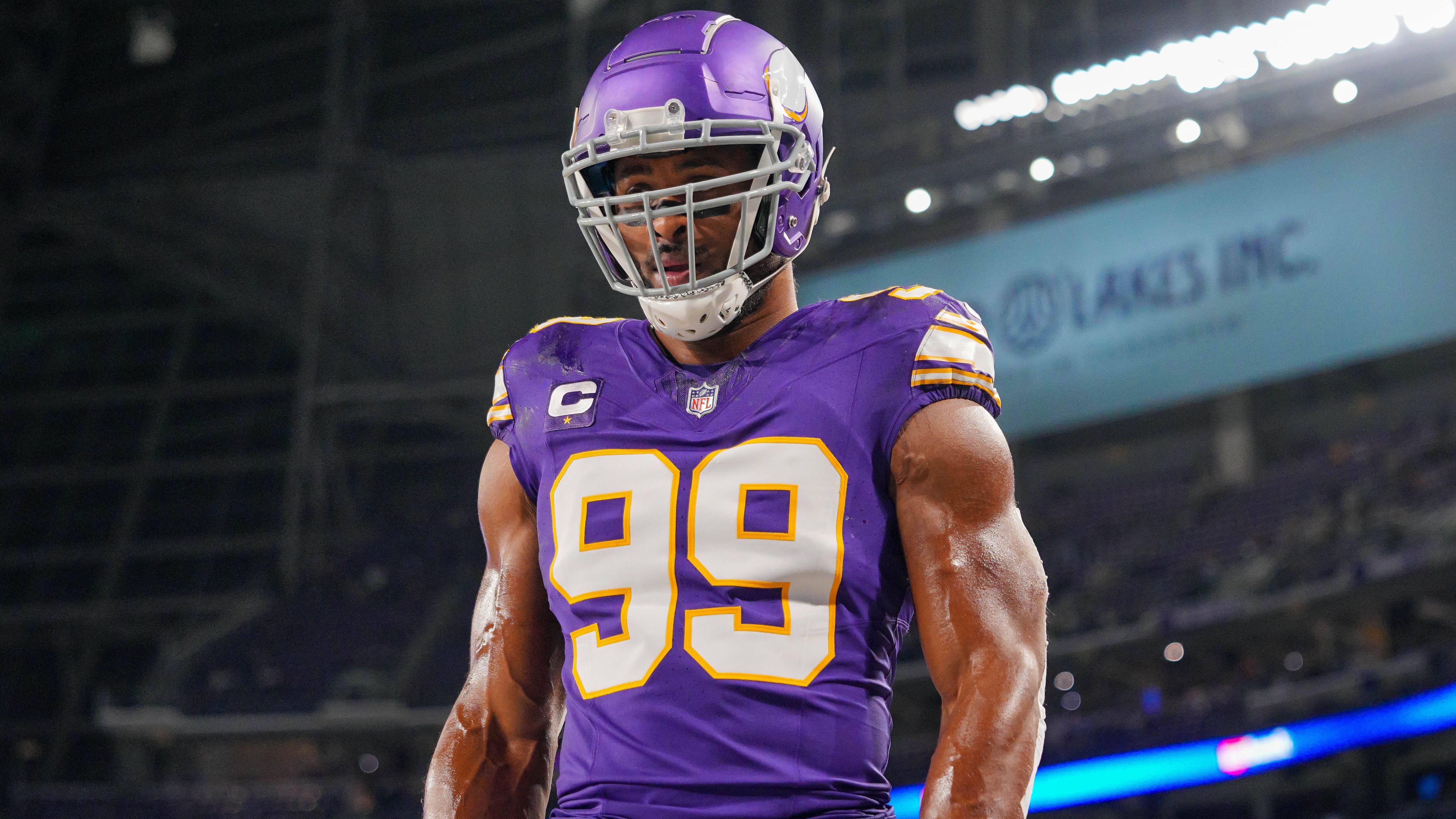 <strong>Minnesota Vikings: Wer ersetzt Danielle Hunter?</strong><br>Seit Jahren schon ist Danielle Hunter DER Spieler in der Defense der Minnesota Vikings. In der kommenden Saison geht er für die Houston Texans auf Quarterback-Jagd. Die Vikings hätten alles daran setzen müssen, Hunter zu halten.