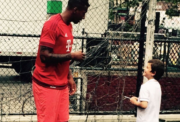 
                <strong>Ein Weltmeister beim Privatkick in Manhattan</strong><br>
                Das kam gut an, besonders natürlich bei den ganz jungen Schaulustigen.
              