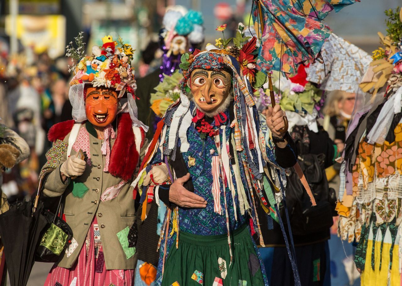 Rund um die österreichischen und schweizerischen Alpen zelebriert man Fasching mit archaischen (Fell-)Kostümen, Holz-Masken (in detailreicher Handarbeit hergestellt) und viel Getrommel und Getöse.