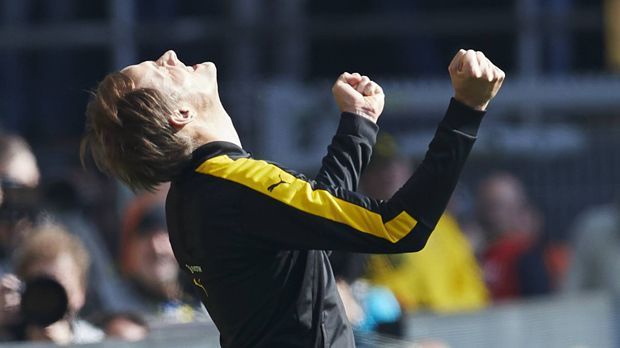 
                <strong>Vertrags-Verlängerung</strong><br>
                Im Sommer wollen sich die Verantwortlichen zusammensetzen, vor einigen Wochen schien es nur eine Formsache, dass Tuchel und der BVB ihre Zusammenarbeit vorzeitig verlängern. Beim Gespräch werden sportliche Belange eine Rolle spielen, die bei einer Qualifikation für die Champions League und einem Pokalsieg kaum ernsthaft zur Diskussion stehen dürften. Dann schon eher Dinge wie "Strategie, Vertrauen, Kommunikation", wie es Zorc zuletzt ankündigte. Werden sich die Parteien einig, könnte der Kontrakt verlängert werden. Dann müsste aber tatsächlich ein echter Schulterschluss demonstriert werden.
              