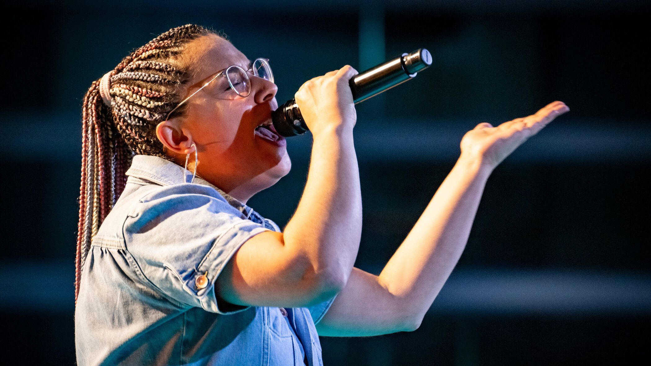 Esra Richter (36) aus Reutlingen singt "Alles leuchtet" von Joy Denalane - "Immer wenn ich mir "The Voice" angeguckt und gesehen habe, wie die Talente kurz vor der Bühne stehen, habe ich mitgefiebert und selbst jedes Mal Schweißausbrüche gekriegt."