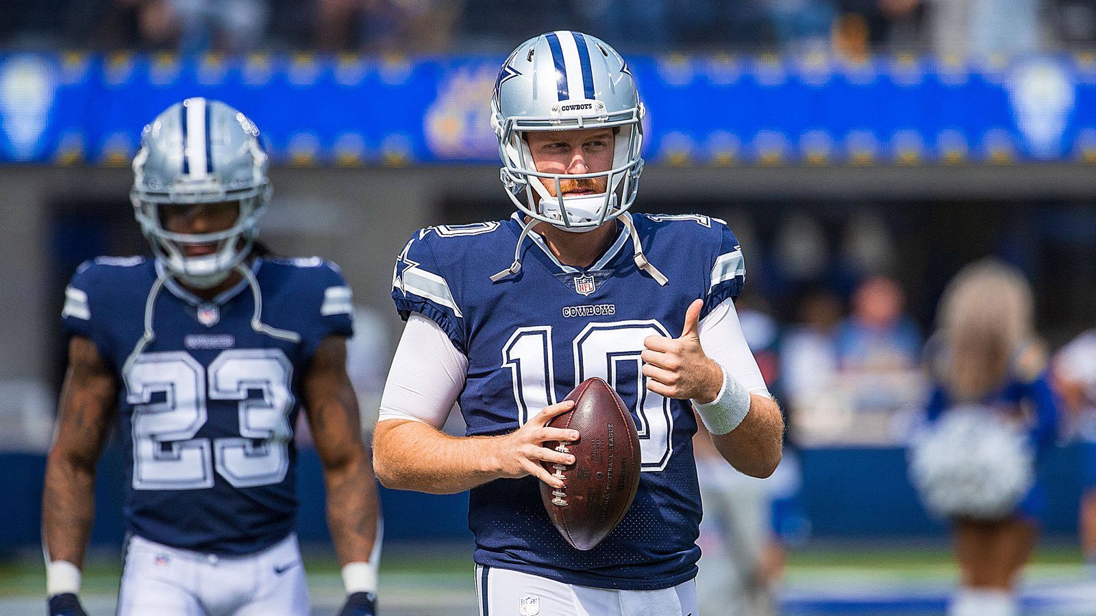 
                <strong>Mr. Fehlerfrei</strong><br>
                Backup Quarterback Cooper Rush verzückt die NFL und vor allem die Dallas Cowboys als Ersatzmann von Dak Prescott. Rush ist von allen für die Statistik zugelassen Quarterbacks (mindestens 3 Spiele) der einzige ohne Interception.
              