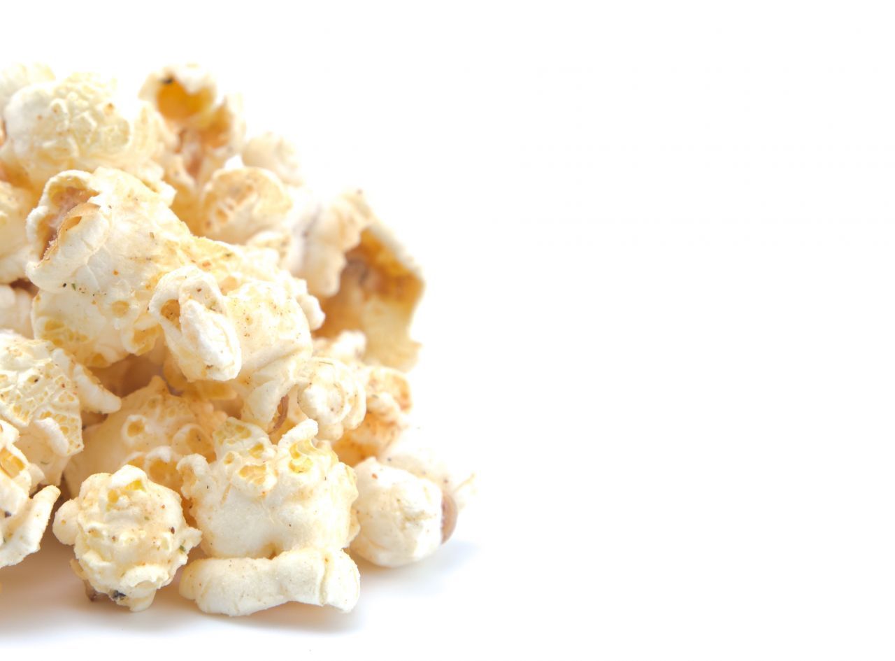 Limetten-Chili-Popcorn | Zutaten: Popcorn-Mais, Pflanzenöl, Chilischoten oder Chilipulver, 1/2 Limette | Zubereitung: Das Öl mit kleingehackten Chilischoten (ohne Kerne) oder mit Chilipulver in einem Topf erhitzen. Limettensaft hinzugeben, kurz köcheln lassen. Das Popcorn mit dem Ölgemisch übergießen und mit etwas Limettenabrieb verzieren.