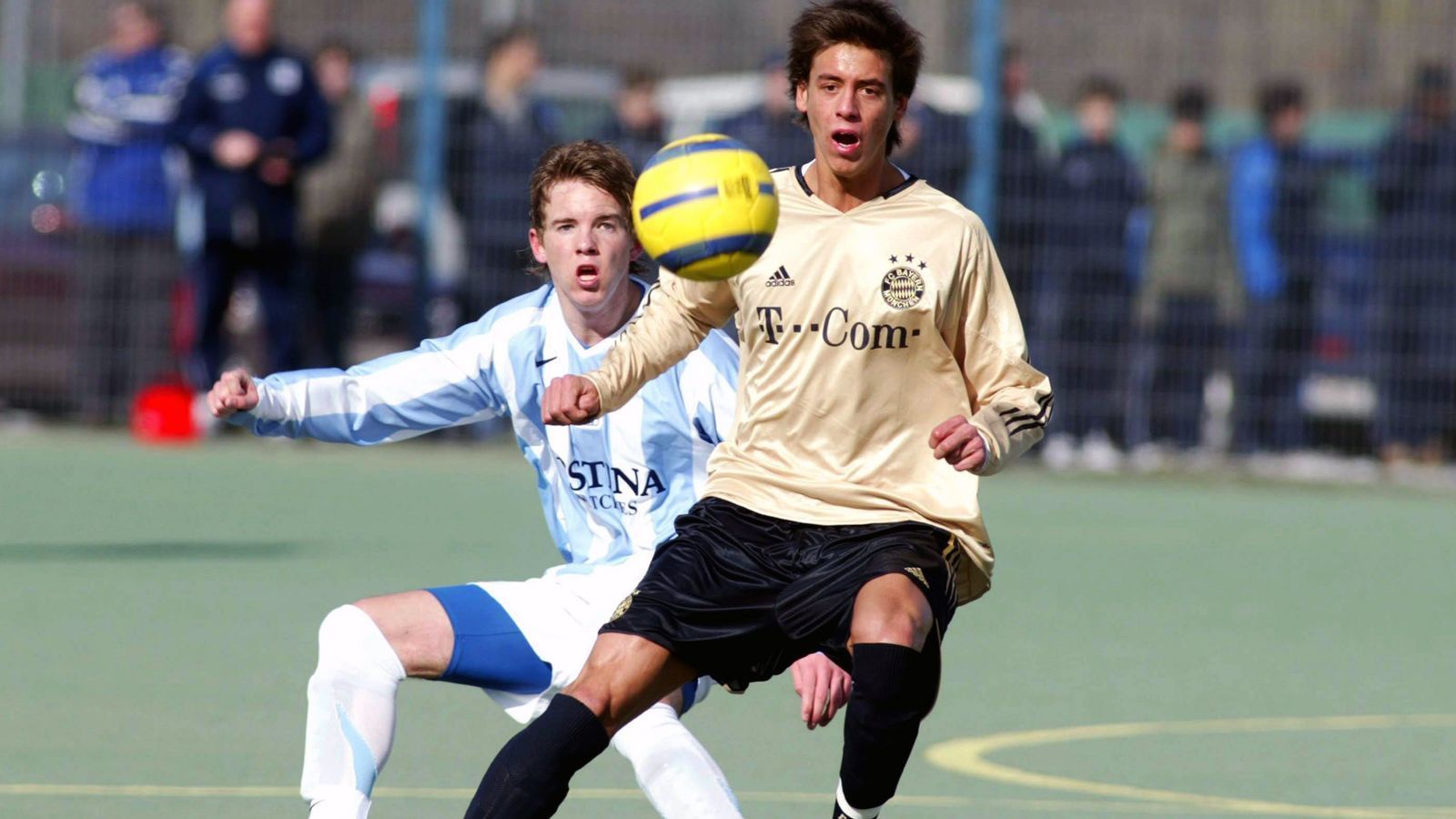 <strong>Nagelsmann und Wagner: Früher Gegner, heute ein Team</strong><br>Als 1860-Talent bestritt Nagelsmann einst in der Jugend auch einige Derbys gegen den FC Bayern. Dabei entstand auch dieses Bild von einem Zweikampf mit dem damaligen FCB-Stürmertalent Sandro Wagner. Künftig wird das Duo Nagelsmann und Wagner als Bundestrainer und Co-Trainer bei der Nationalmannschaft arbeiten.&nbsp;