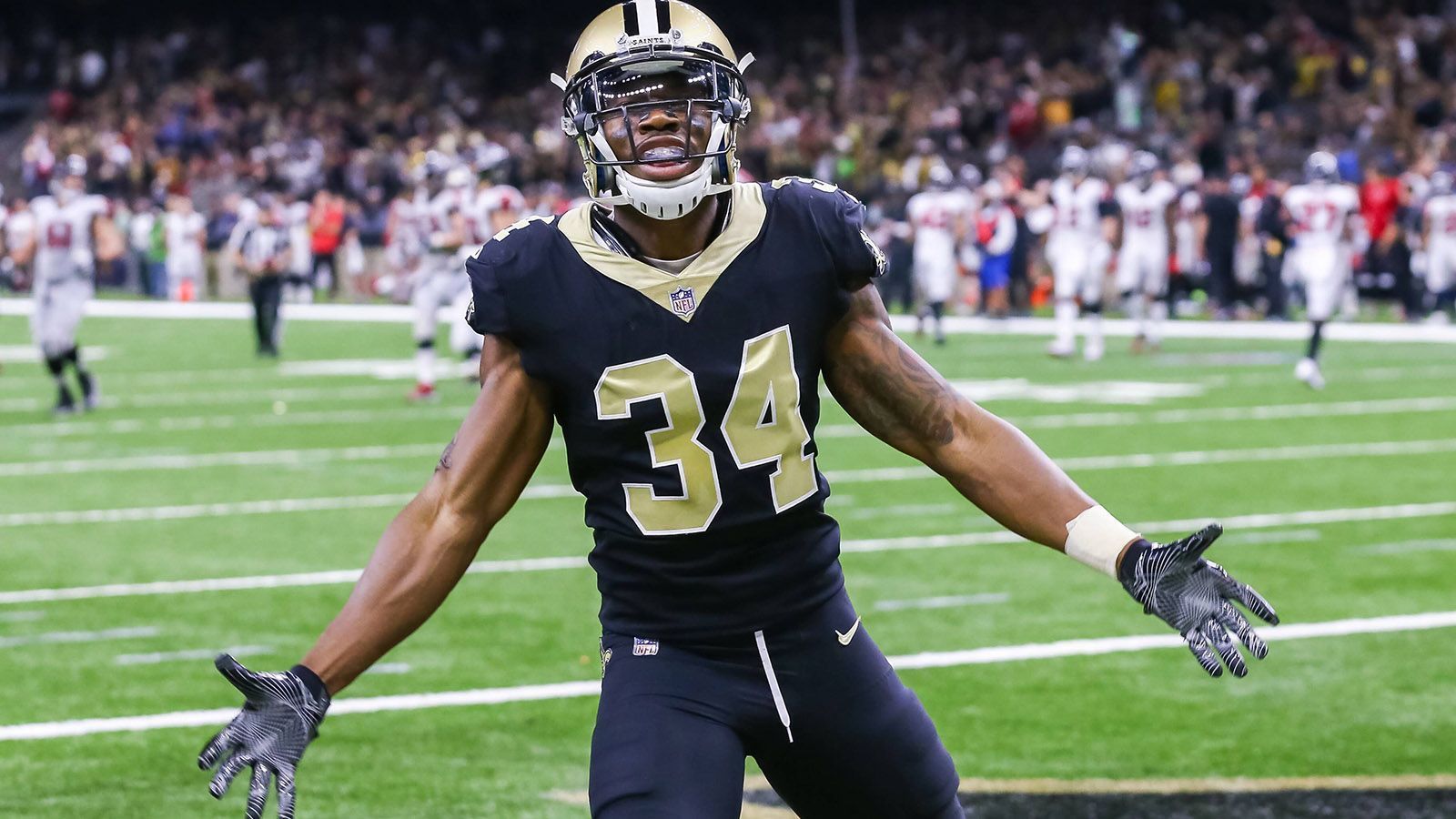 
                <strong>Justin Hardee (Special Teamer, New Orleans Saints)</strong><br>
                Die Special-Teams der Saints zählen zum Besten, was die NFL zu bieten hat. Justin Hardee ist als Tackler einer der zentralen Stützen und sorgt vor allem bei Punts und Kickoffs dafür, dass der Gegner seine Drives aus schwierigen Feldpositionen starten muss. So lässt er mit seinen Kollegen im Schnitt nur 2,2 Return-Yards bei Punts zu. Kein Team der Liga ist besser. Die gegnerischen Teams und vielleicht auch die Eagles sind bereits eingeschüchtert. Insgesamt setzten Gegner der Saints nur zwölf Mal zu Punt-Returns an. Auch das ist Ligabestwert.
              