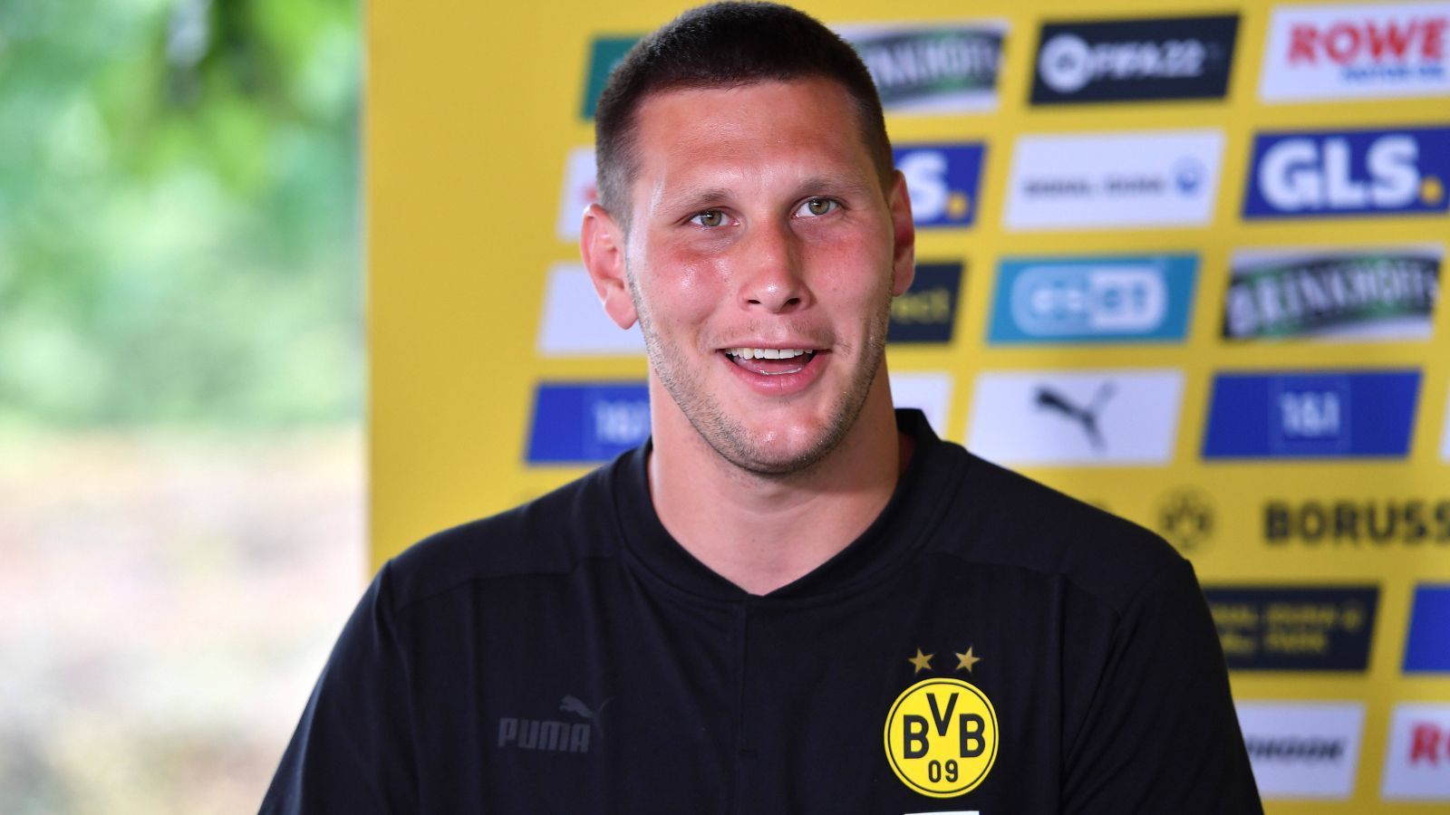 
                <strong>Juli 2022: Süle will Meister werden</strong><br>
                Bereits im Winter steht der ablösefreie Wechsel von Niklas Süle vom FC Bayern München zu Borussia Dortmund fest. Vor allem unter Bayern-Fans erhält er dafür Spott. Noch mehr davon aus südlicher Richtung erntet er, als er eine Kampfansage von der Ruhr an die Isar sendet. "Jetzt hoffe ich, dass ich diese Erfolge mit Dortmund wiederholen kann. Was heißt hoffen: Daran glaube ich fest!"
              