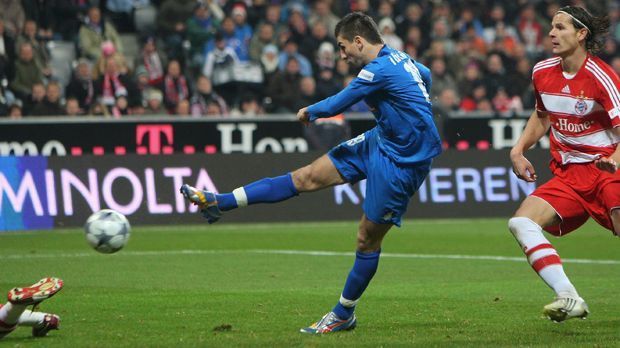 
                <strong>Vedad Ibisevic (Saison 2008/09)</strong><br>
                Vedad Ibisevic (Saison 2008/09): 11 Tore. Einige Jahrzehnte später schafft Vedad Ibisevic, damals noch bei der TSG Hoffenheim, dasselbe wie Emmerich, Müller und Allofs: elf Tore in zehn Spielen. Insgesamt trifft er in 17 Spielen 18 Mal.
              