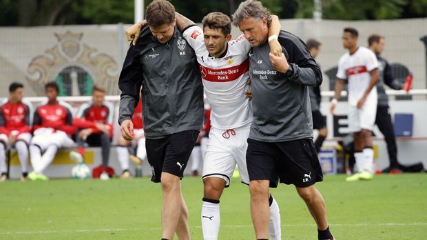 
                <strong>Matthias Zimmermann (VfB Stuttgart)</strong><br>
                Ende August 2017 erwischte es Stuttgarts Matthias Zimmermann. In einem Testspiel gegen Ingolstadt holte sich der Defensiv-Allrounder einen Kreuzbandriss. Bitter: Laut Medienberichten stand der 25-Jährige zu diesem Zeitpunkt vor einem Wechsel zu Crystal Palace. Durch die schwere Verletzung war ein Transfer aber natürlich vom Tisch. Somit muss sich der gebürtige Karlsruher nun erst einmal in der Reha wieder heranarbeiten, um sich irgendwann in der Rückrunde vielleicht wieder anzubieten - entweder für eine Vertragsverlängerung bei den Schwaben, wo sein Kontrakt im Sommer 2018 ausläuft, oder für einen anderen Klub.
              