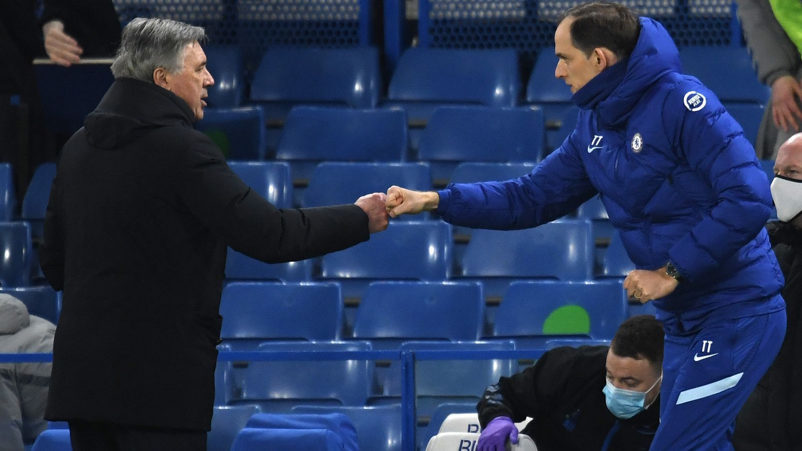 
                <strong>Carlo Ancelotti (FC Everton)</strong><br>
                Vier Tage später schlägt der FC Chelsea gegen den nächsten Top-Trainer zu: Am 8. März gewinnen die "Blues" gegen den vom früheren Bayern-Coach Carlo Ancelotti betreuten FC Everton 2:0.
              