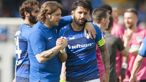 
                <strong>Darmstadt 98 (18., 24 Punkte)</strong><br>
                Für die Lilien geht es freilich um nichts mehr, außer der Ehre. Dass die für das Team von Trainer Torsten Frings sehr wichtig ist, zeigte Darmstadt in den vergangenen Wochen, als man den Abstieg im Grunde feststehenden Abstieg Woche für Woche aufschob. Dass sich Darmstadt in Gladbach abschießen lässt, ist also eher unwahrscheinlich. Der Tabellenletzte wird den vorerst letzten Bundesliga-Auftritt genießen.
              