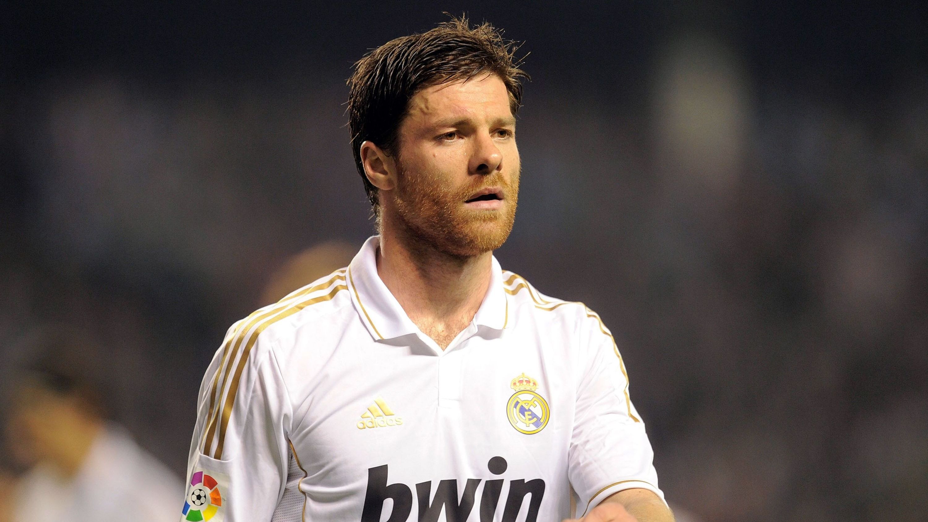 <strong>Xabi Alonso (Bayer Leverkusen)</strong><br>Laut mehreren Medienberichten aus Spanien ist Xabi Alonso der Top-Kandidat für die Ancelotti-Nachfolge. <a target="_blank" href="https://www.ran.de/sports/fussball/primera-division-la-liga/news/real-madrid-carlo-ancelotti-kann-sich-xabi-alonso-als-real-trainer-vorstellen-321452">Auch der italienische Real-Coach gab kürzlich seinen Segen</a>. Alonso hat allerdings erst im August seinen Vertrag mit Bayer Leverkusen bis 2026 verlängert. Ob Bayer bei einem frühzeitigen Trainerwechsel mitspielt, ist fraglich. Auch deshalb könnten die Königlichen eine Alternative suchen müssen.