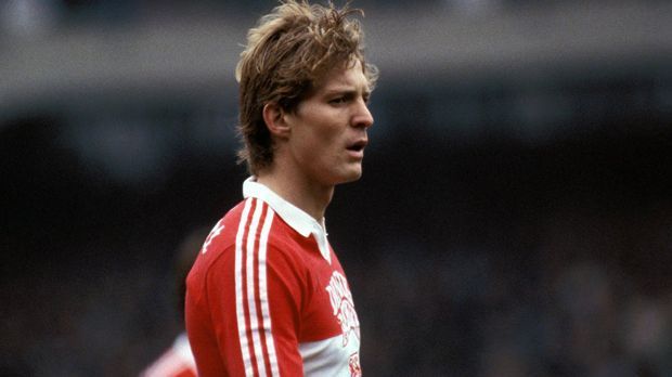 
                <strong>Innenverteidiger - Karlheinz Förster</strong><br>
                Innenverteidiger - Karlheinz Förster (272 Bundesliga-Spiele für den VfB Stuttgart, 17 Tore)Erfolge: 1x Deutscher Meister, 1x Europameister
              