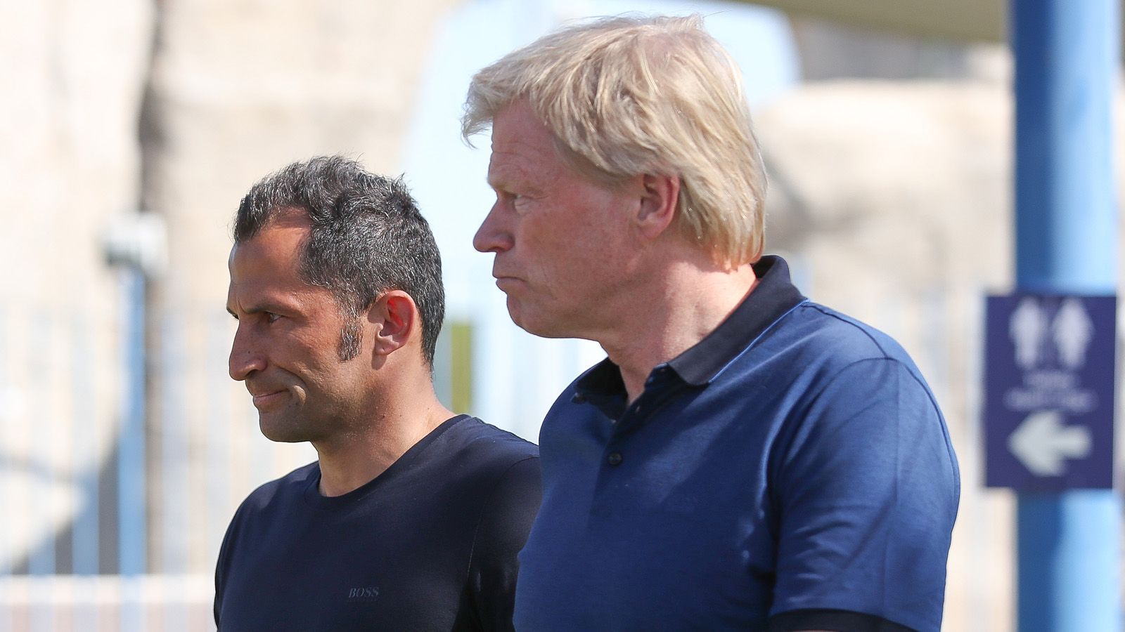 
                <strong>Verlierer: Hasan Salihamidzic & Oliver Kahn (FC Bayern)</strong><br>
                Besonders im Fokus - die Vereinsführung. Sportvorstand Salihamidzic und Vorstandsboss Kahn offenbarten in ihrer ersten Saison ohne die mächtigen Vorgänger, dass deren Fußstapfen doch noch eine Nummer zu groß ist. Er sei durch ein Stahlbad gegangen, gestand Kahn zuletzt selbst ein. Den besten Eindruck machten er und Sportskamerad Salihamidzic dabei aber - vor allem in den Augen der Fans - nicht. Der Katar-Zoff, das Impfstatus-Debakel und Kimmich, der schäbige Umgang mit Torgarant Lewandowski. Wann immer sich für das Duo Fettnäpfchen auftaten, traten sie mit bewundernswerter Präzision hinein. "Brazzo" sogar noch der zielstrebigere, weshalb gemunkelt wird, dass er schon in den kommenden Saison unter besonderer Beobachtung stehen könnte. Die Bayern-Bosse müssen jetzt liefern, sonst wird's im gemütlichen München schnell ungemütlich.
              