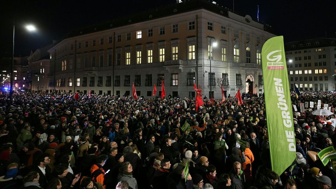 Rund 25.000 Menschen haben in Österreich gegen Rechts demonstriert.