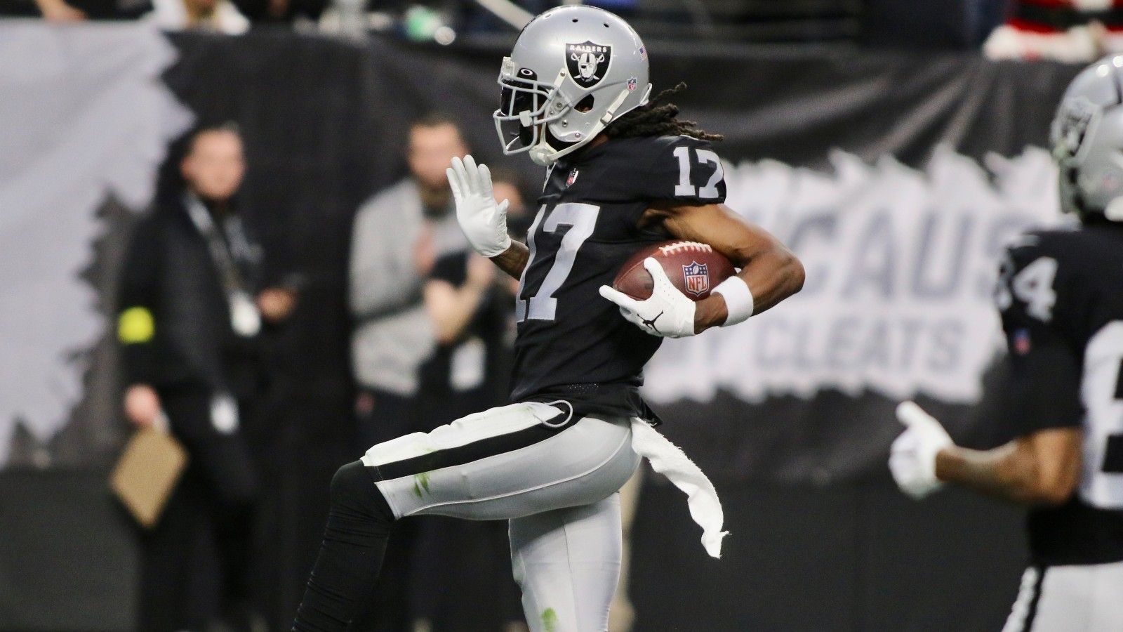 
                <strong>Platz 4: Las Vegas Raiders</strong><br>
                &#x2022; Starter: Davante Adams, Jakobi Meyers, Hunter Renfrow<br>&#x2022; Backups: Keelan Cole, Deandre Carter, Tre Tucker<br>Die erfahrenen Männer knacken die Top-4! Angeführt von Davante Adams, der zu den besten Receivern der Liga gehört, verfügen die Raiders über ein sehr gutes Trio. Jakobi Meyers und Hunter Renfrow sind allerdings in ihren Stärken (Spielverständnis, Catching, Route Running auf kurzen und mittleren Distanzen) etwas redundant. Es fehlt ein wenig an Tempo in der Startformation, vielleicht stehen Deandre Carter oder Tre Tucker für einige Snaps auf dem Rasen, um dieses Element mitzubringen. 
              