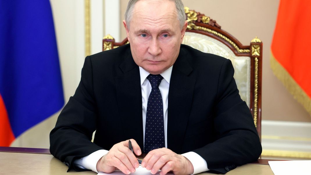 Der russische Präsident Wladimir Putin nimmt am Montag, 15. April 2024, an einer Videokonferenz im Kreml in Moskau teil.