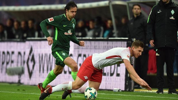 
                <strong>Die meisten Fouls eines Spielers</strong><br>
                Der böse Bube der Bundesliga ist? Thomas Delaney (li.). Kein anderer Spieler hat in der laufenden Saison mehr Fouls begangen als der dänische Nationalspieler. 69 Mal versuchte sich der Mittelfeldspieler einen regelwidrigen Vorteil zu verschaffen und wurde dabei vom Schiedsrichter ertappt. Doch entschieden ist auch hier noch nichts. Auf Platz 2 der bösen Bundesliga-Buben liegt Freiburgs Janik Haberer mit 66 Fouls. Legt euch schon einmal längere Fingernägel zu!
              