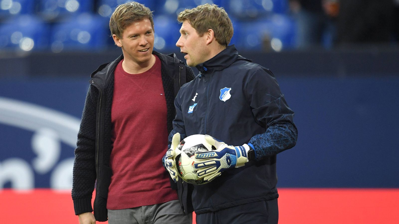 
                <strong>Tapalovic-Nachfolger: Das ist Bayerns neuer Torwarttrainer Michael Rechner</strong><br>
                Nach der Trennung von Toni Tapalovic hat der FC Bayern einen neuen Torwarttrainer. Die Münchner verpflichteten Michael Rechner, einen Vertrauten von Cheftrainer Julian Nagelsmann aus dessen Zeit bei 1899 Hoffenheim und Förderer zahlreicher Bundesliga-Torhüter. ran stellt den neuen starken Mann hinter Yann Sommer und Manuel Neuer vor. 
              