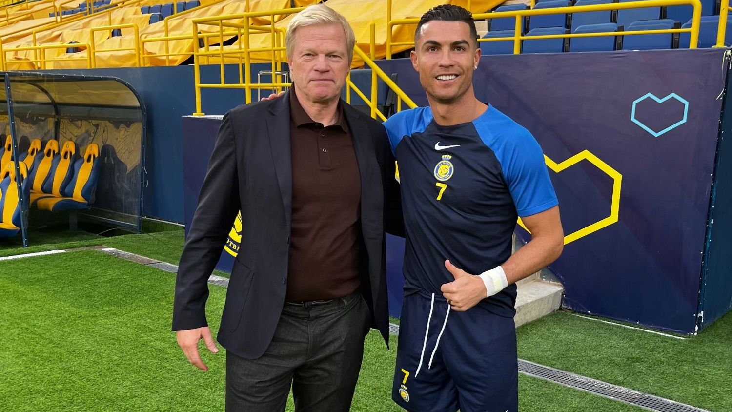 Oliver Kahn hat sich auf seiner Saudi-Arabien-Reise auch mit Cristiano Ronaldo gertroffen. Ein Foto mit dem Superstar versah der ehemalige Bayern-Keeper auf "X" unter anderem mit den Worten: "Vielen Dank an Al Nassr, die mich während einer Trainingseinheit beherbergten und mir ihre Einrichtungen zeigten. Außerdem hatte ich die Zeit mich mit Cristiano treffen."