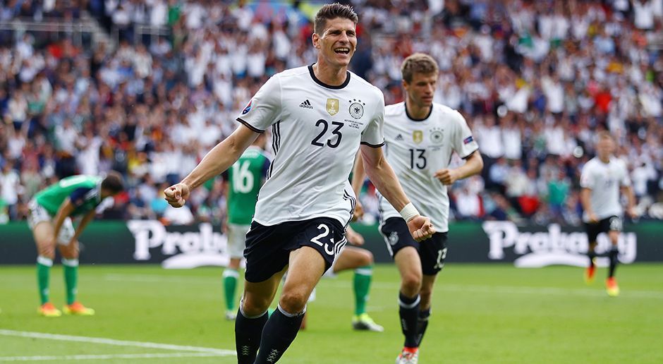 
                <strong>Angriff: Mario Gomez</strong><br>
                Auch Werners größter Konkurrent in der Natinalmannschaft kommt aus der VfB-Jugend und heißt Mario Gomez. Sein Treffer zum 6:0 gegen Norwegen war eine rein schwäbische Produktion. Über Antonio Rüdiger und Sami Khedira landete der Ball auf dem Flügel von Joshua Kimmich. Dessen Flanke wuchtete Gomez per Flugkopfball in die Maschen. Gemeinsam mit Sami Khedira war der 32-Jährige 2007 eine der großen Stützen bei der Meisterschaft des VfB. Insgesamt acht Jahre spielte Gomez in Stuttgart bevor er für die Rekord-Ablöse von 30 Millionen Euro nach München weiter zog.
              