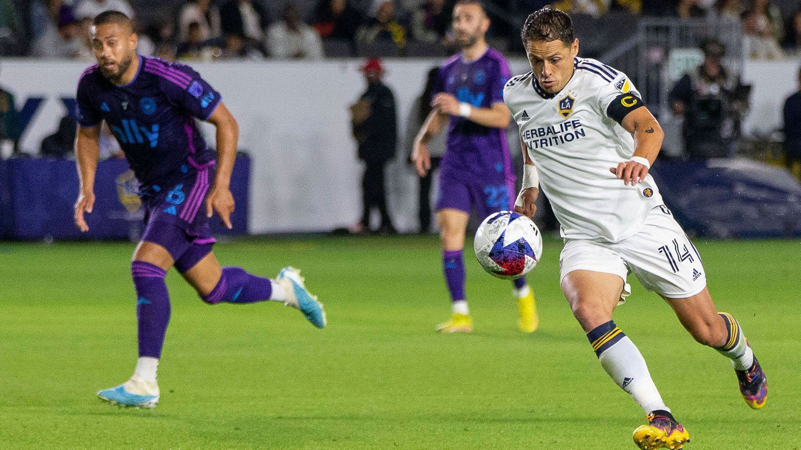 
                <strong>Javier "Chicharito" Hernandez</strong><br>
                &#x2022; In der MLS aktiv: seit 2020<br>&#x2022; Verein: Los Angeles Galaxy<br>&#x2022; Absolvierte Partien: 82 (39 Tore)<br>
              