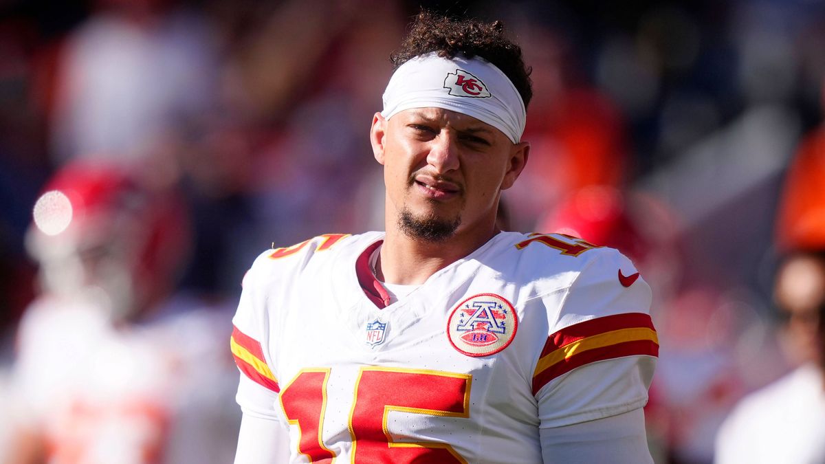 NFL, American Football Herren, USA Kansas City Chiefs at Denver Broncos Nov 16, 2025; Denver, Colorado, USA; Kansas City Chiefs quarterback Patrick Mahomes (15) before the game against the Denver B...