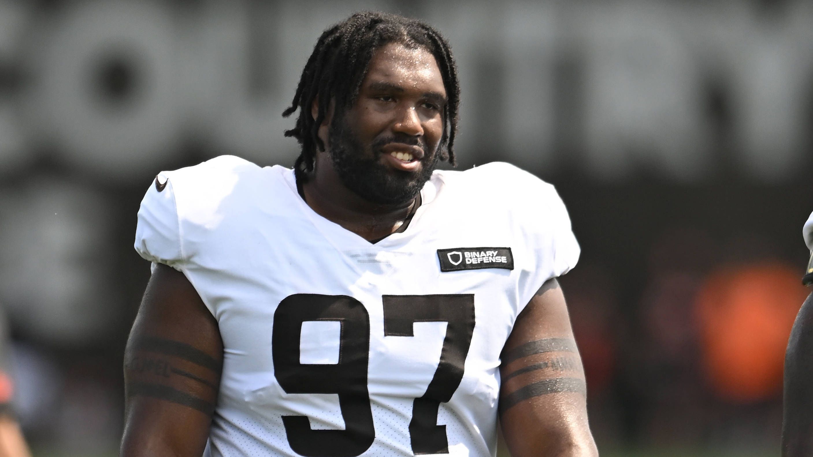 <strong>Jowon Briggs (New York Jets)</strong><br>.. holten die Jets bereits Jowon Briggs, ebenfalls Defensive Tackle, ebenfalls per Trade. Der erst 23-Jährige wurde 2024 erst von den Cleveland Browns an Stelle 243 gedraftet und kam in der letzten Saison immerhin auf 13 Tackles und einen forcierten Fumble. Für ihn geben die Jets einen Sechstrundenpick 2026 ab, bekommen aber einen Siebtrundenpick zurück. Damit ist die Planstelle Laufverteidigung an der Seite von Quinnen Williams bei den Jets vorerst geschlossen.