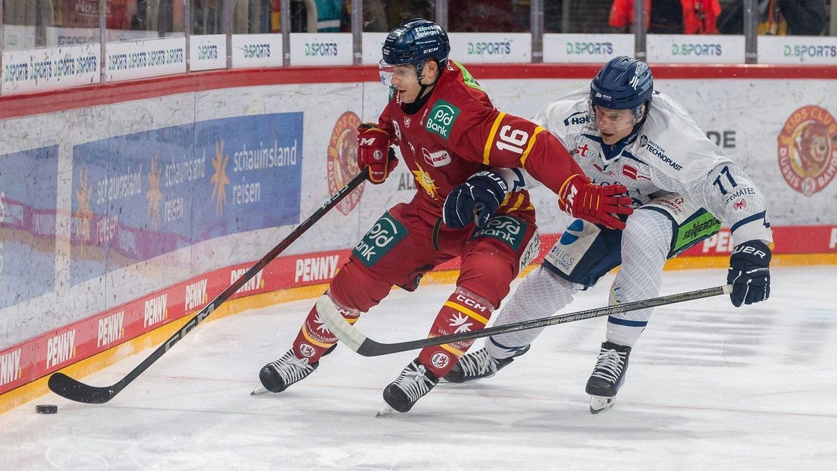 Zweikampf im Spiel der DEG gegen Straubing