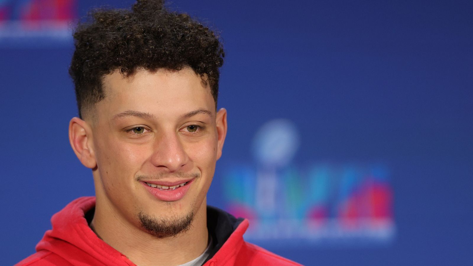 
                <strong>Quarterback</strong><br>
                Patrick Mahomes (Kansas City Chiefs) - 450,00 Millionen Dollar (2020) über 10 Jahre
              